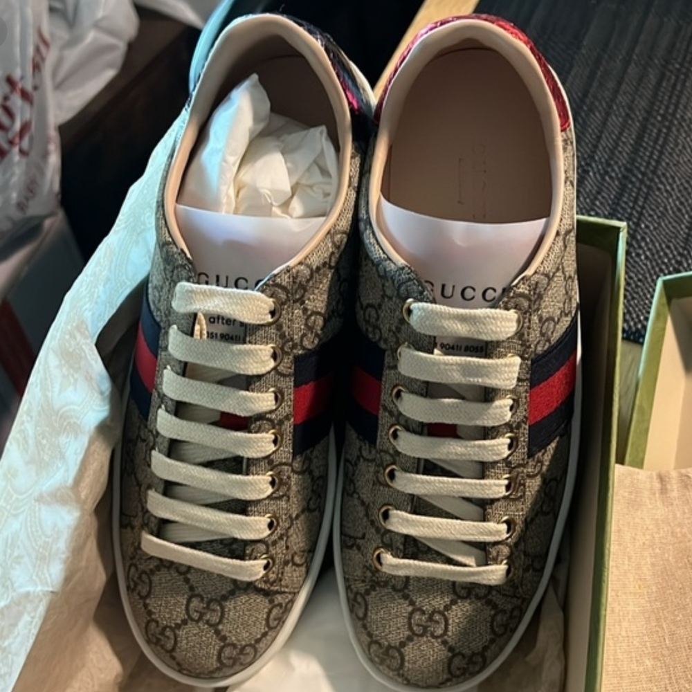 Gucci Womens GG Supreme Sneakers with Red and Black Accents SIZE 7